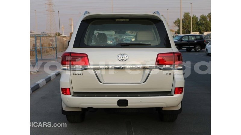 Big with watermark toyota land cruiser estuary import dubai 5392