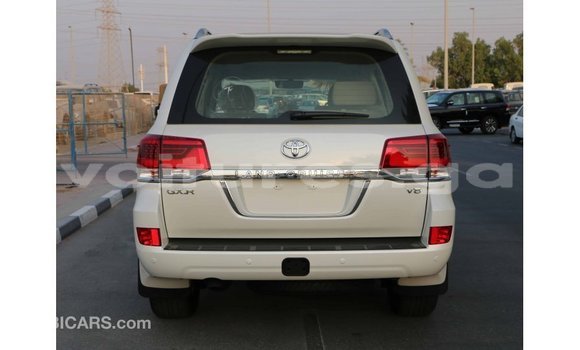 Acheter Import Voiture Toyota Land Cruiser Blanc à Import - Dubai, Estuaire Acheter Import Voiture Toyota Land Cruiser Blanc à Import - Dubai, Estuaire