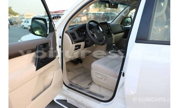 Acheter Import Voiture Toyota Land Cruiser Blanc à Import - Dubai, Estuaire Acheter Import Voiture Toyota Land Cruiser Blanc à Import - Dubai, Estuaire