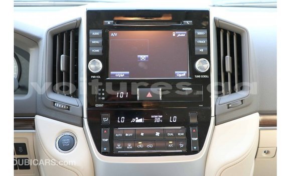 Acheter Import Voiture Toyota Land Cruiser Blanc à Import - Dubai, Estuaire Acheter Import Voiture Toyota Land Cruiser Blanc à Import - Dubai, Estuaire