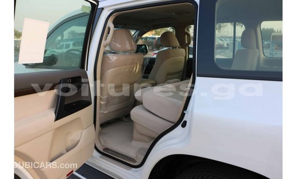Acheter Import Voiture Toyota Land Cruiser Blanc à Import - Dubai, Estuaire Acheter Import Voiture Toyota Land Cruiser Blanc à Import - Dubai, Estuaire