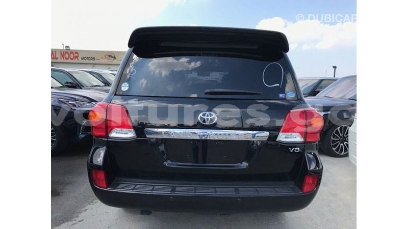 Big with watermark toyota land cruiser estuary import dubai 5397