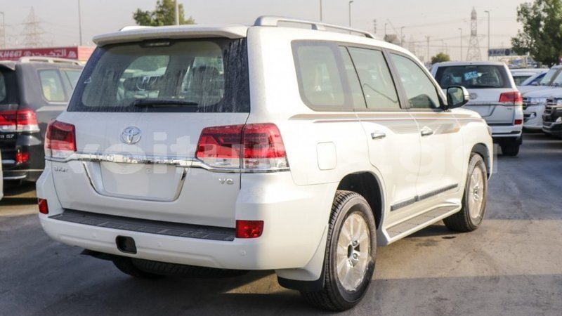 Big with watermark toyota land cruiser estuary import dubai 5398