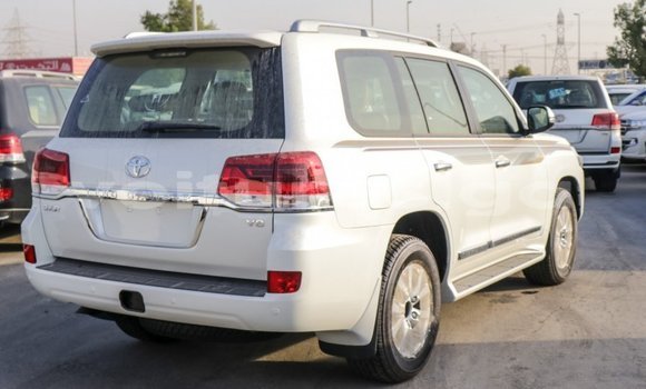 Acheter Import Voiture Toyota Land Cruiser Blanc à Import - Dubai, Estuaire Acheter Import Voiture Toyota Land Cruiser Blanc à Import - Dubai, Estuaire