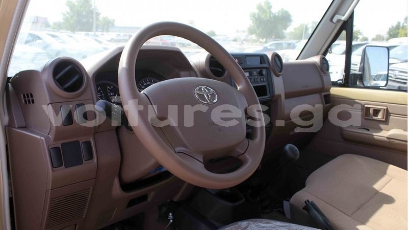 Big with watermark toyota land cruiser estuary import dubai 5402