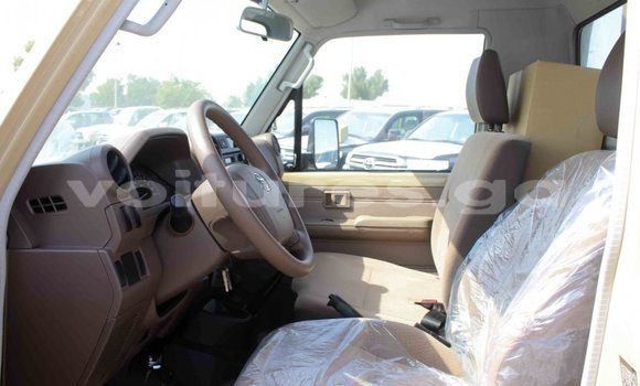 Acheter Import Voiture Toyota Land Cruiser Beige à Import - Dubai, Estuaire Acheter Import Voiture Toyota Land Cruiser Beige à Import - Dubai, Estuaire
