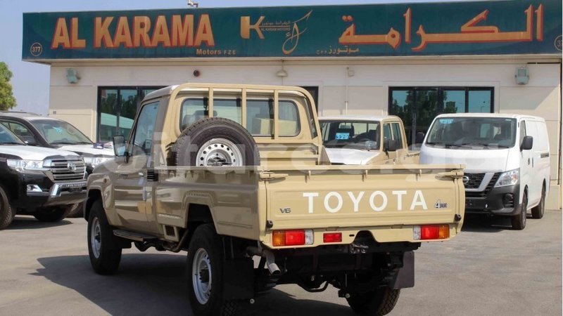 Big with watermark toyota land cruiser estuary import dubai 5402