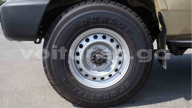 Big with watermark toyota land cruiser estuary import dubai 5402