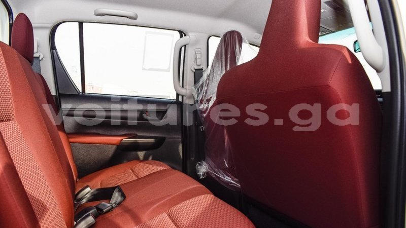 Big with watermark toyota hilux estuary import dubai 5404