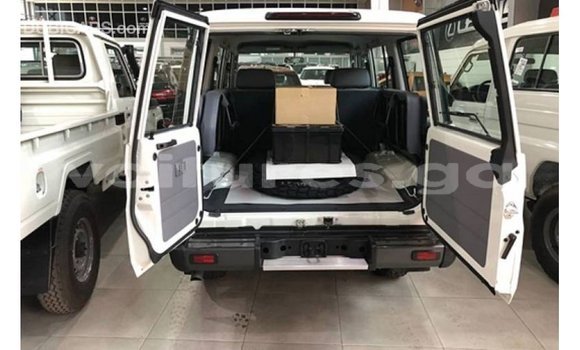 Acheter Import Voiture Toyota Land Cruiser Blanc à Import - Dubai, Estuaire Acheter Import Voiture Toyota Land Cruiser Blanc à Import - Dubai, Estuaire