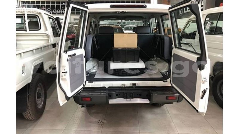 Big with watermark toyota land cruiser estuaire import dubai 5412