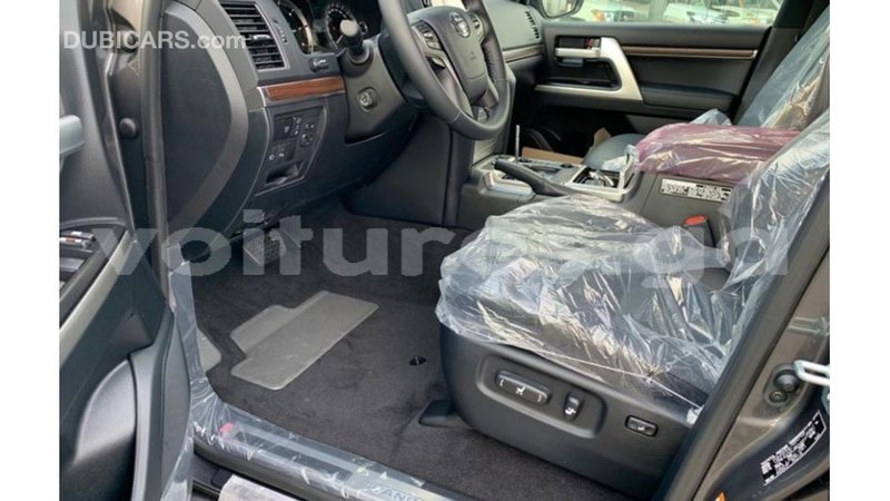 Big with watermark toyota land cruiser estuary import dubai 5416