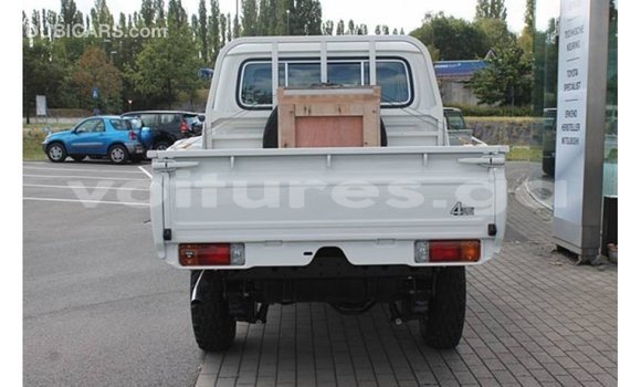 Sayi Imported Toyota Land Cruiser White Mota in Import - Dubai a estuary Sayi Imported Toyota Land Cruiser White Mota in Import - Dubai a estuary