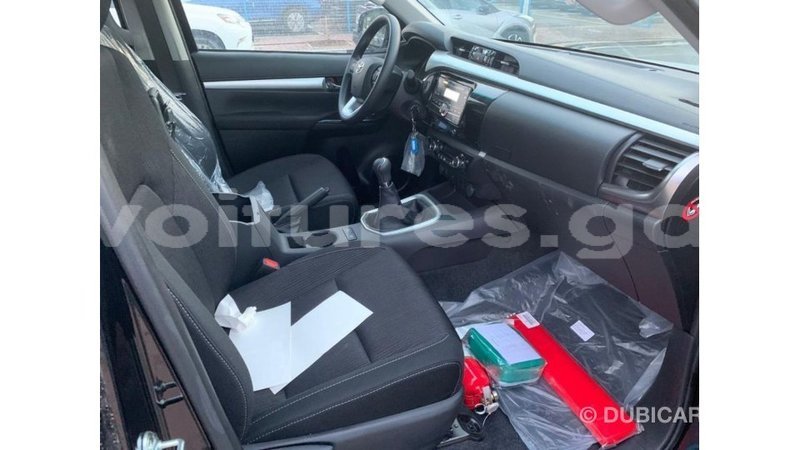 Big with watermark toyota hilux estuary import dubai 5448