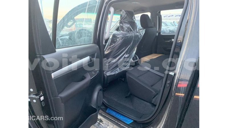 Big with watermark toyota hilux estuaire import dubai 5448