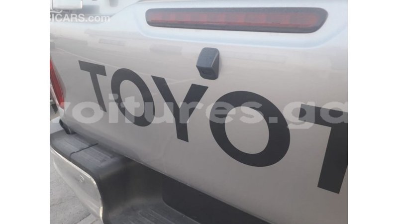 Big with watermark toyota hilux estuary import dubai 5459