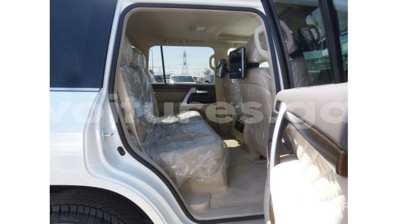 Big with watermark toyota land cruiser estuary import dubai 5474