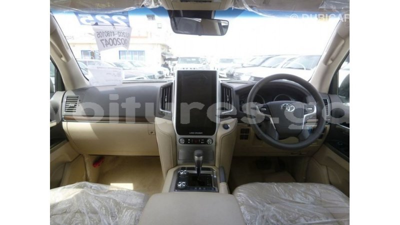 Big with watermark toyota land cruiser estuaire import dubai 5481