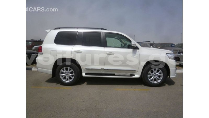 Big with watermark toyota land cruiser estuaire import dubai 5481