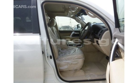Sayi Imported Toyota Land Cruiser White Mota in Import - Dubai a estuary Sayi Imported Toyota Land Cruiser White Mota in Import - Dubai a estuary