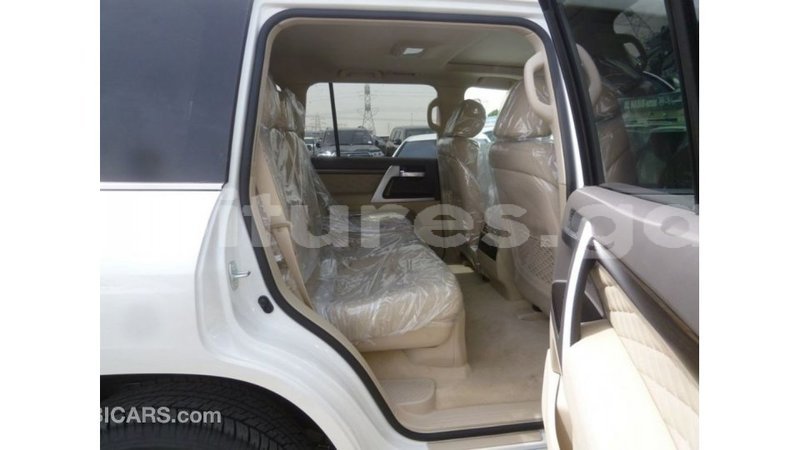 Big with watermark toyota land cruiser estuaire import dubai 5481