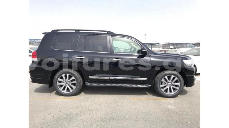 Big with watermark toyota land cruiser estuaire import dubai 5482