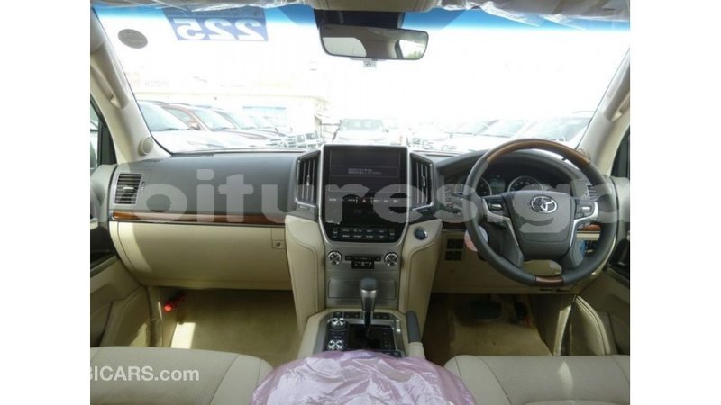 Big with watermark toyota land cruiser estuaire import dubai 5483