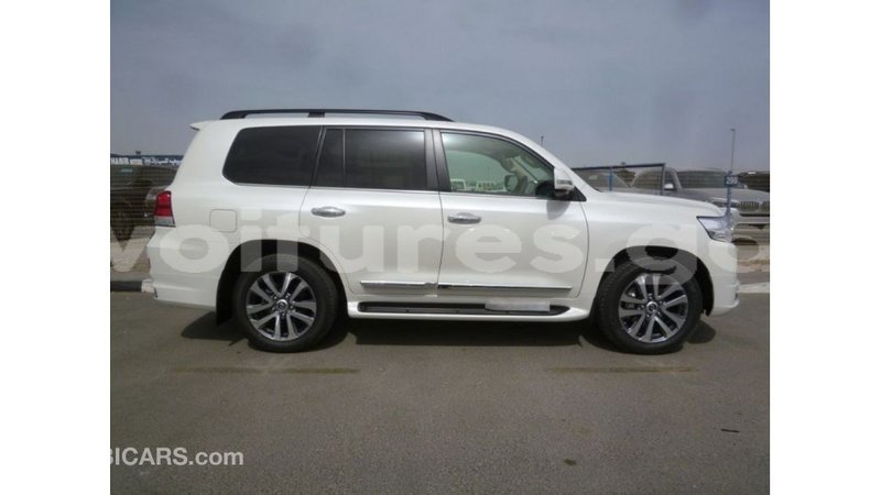 Big with watermark toyota land cruiser estuaire import dubai 5483