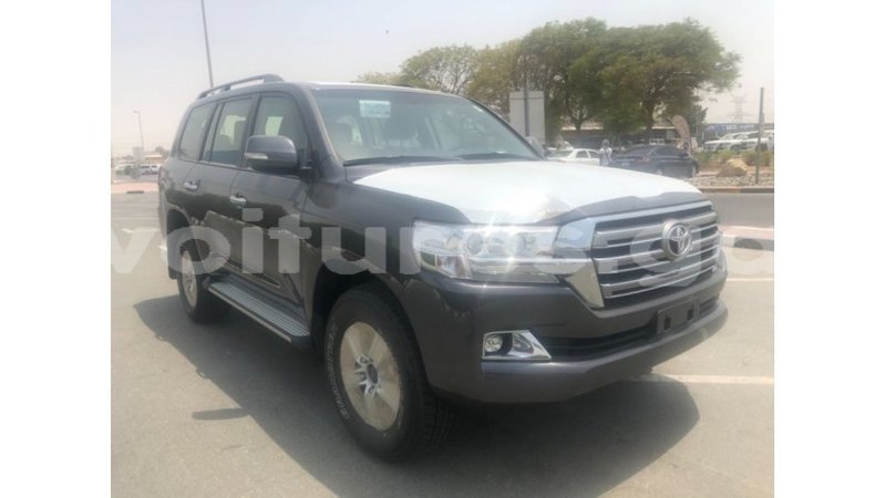 Big with watermark toyota land cruiser estuaire import dubai 5485