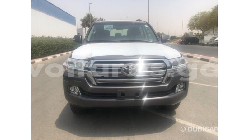 Big with watermark toyota land cruiser estuaire import dubai 5485