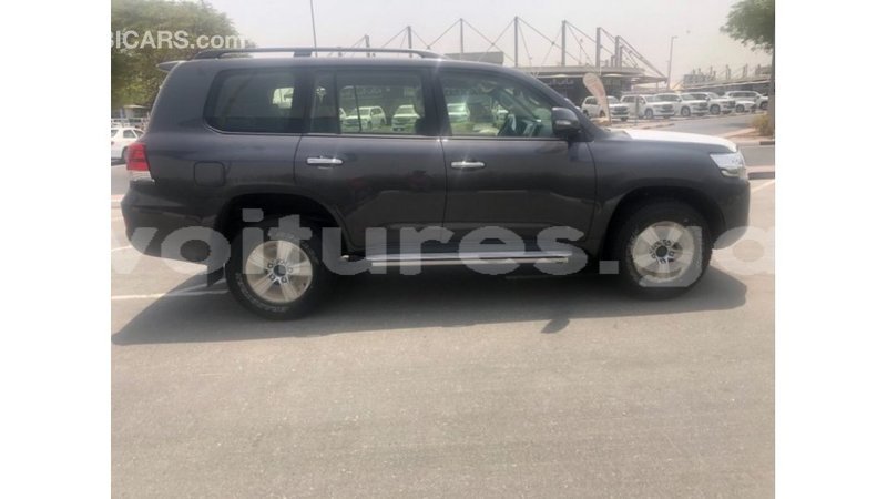 Big with watermark toyota land cruiser estuaire import dubai 5485