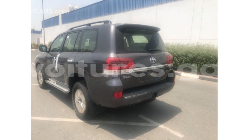 Big with watermark toyota land cruiser estuaire import dubai 5485