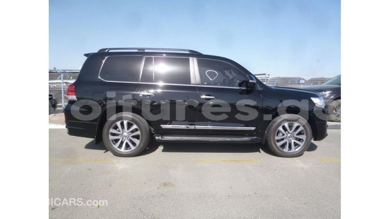 Big with watermark toyota land cruiser estuary import dubai 5488