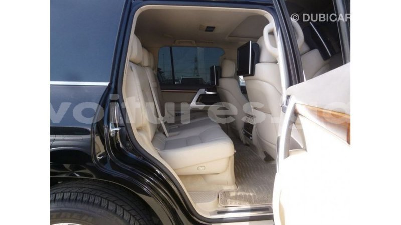 Big with watermark toyota land cruiser estuary import dubai 5488