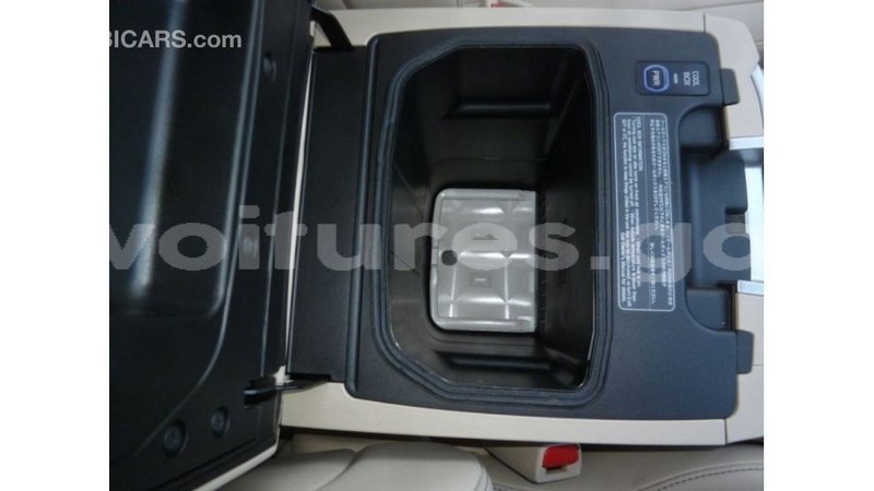 Big with watermark toyota land cruiser estuaire import dubai 5488