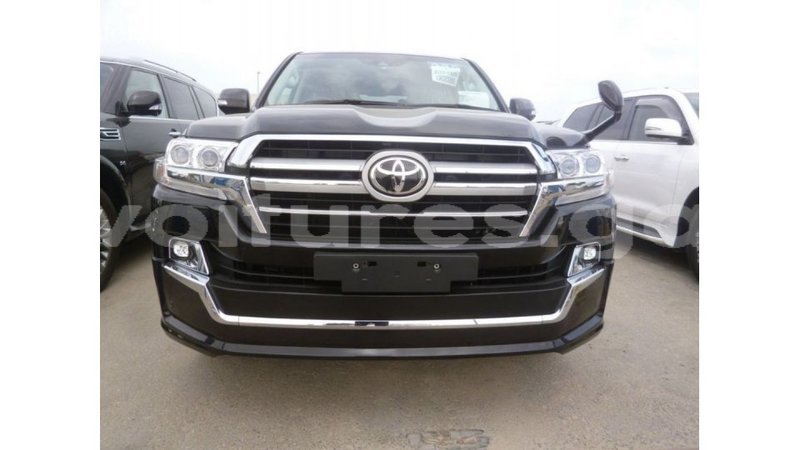 Big with watermark toyota land cruiser estuaire import dubai 5490