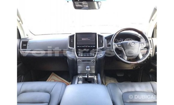 Sayi Imported Toyota Land Cruiser White Mota in Import - Dubai a estuary Sayi Imported Toyota Land Cruiser White Mota in Import - Dubai a estuary