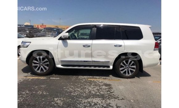 Sayi Imported Toyota Land Cruiser White Mota in Import - Dubai a estuary Sayi Imported Toyota Land Cruiser White Mota in Import - Dubai a estuary