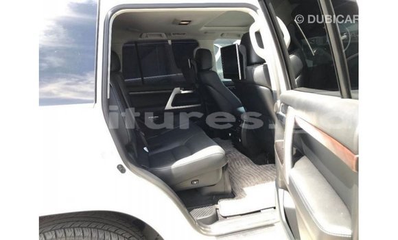 Sayi Imported Toyota Land Cruiser White Mota in Import - Dubai a estuary Sayi Imported Toyota Land Cruiser White Mota in Import - Dubai a estuary