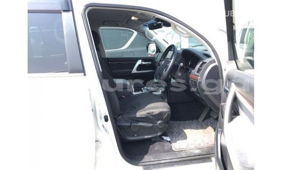 Buy Import Toyota Land Cruiser White Car in Import - Dubai in Estuary Buy Import Toyota Land Cruiser White Car in Import - Dubai in Estuary