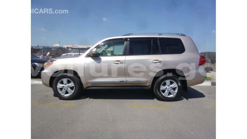 Big with watermark toyota land cruiser estuary import dubai 5497