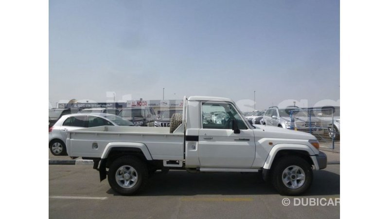 Big with watermark toyota land cruiser estuary import dubai 5509