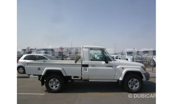 Sayi Imported Toyota Land Cruiser White Mota in Import - Dubai a estuary Sayi Imported Toyota Land Cruiser White Mota in Import - Dubai a estuary