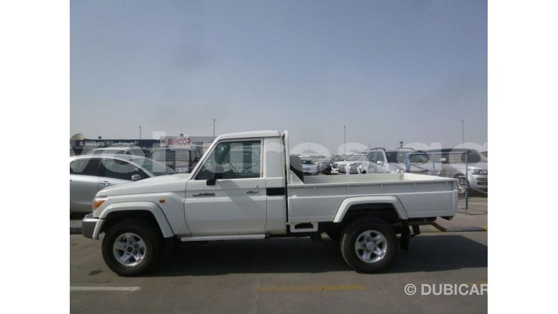 Big with watermark toyota land cruiser estuary import dubai 5509