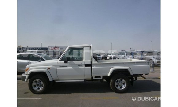 Sayi Imported Toyota Land Cruiser White Mota in Import - Dubai a estuary Sayi Imported Toyota Land Cruiser White Mota in Import - Dubai a estuary