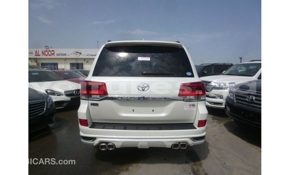 Sayi Imported Toyota Land Cruiser White Mota in Import - Dubai a estuary Sayi Imported Toyota Land Cruiser White Mota in Import - Dubai a estuary
