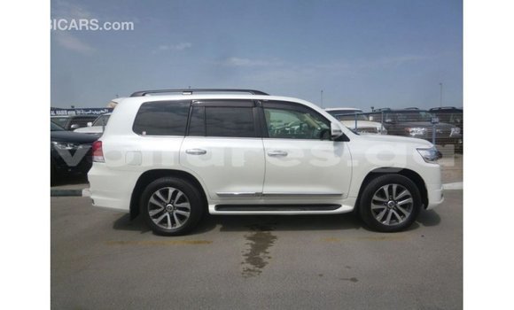 Sayi Imported Toyota Land Cruiser White Mota in Import - Dubai a estuary Sayi Imported Toyota Land Cruiser White Mota in Import - Dubai a estuary