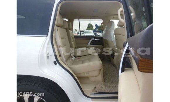 Sayi Imported Toyota Land Cruiser White Mota in Import - Dubai a estuary Sayi Imported Toyota Land Cruiser White Mota in Import - Dubai a estuary