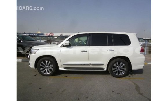 Sayi Imported Toyota Land Cruiser White Mota in Import - Dubai a estuary Sayi Imported Toyota Land Cruiser White Mota in Import - Dubai a estuary