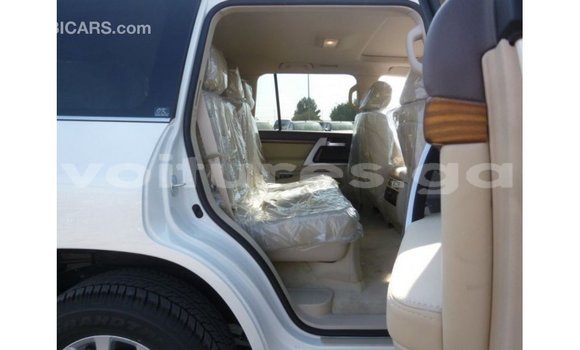 Sayi Imported Toyota Land Cruiser White Mota in Import - Dubai a estuary Sayi Imported Toyota Land Cruiser White Mota in Import - Dubai a estuary